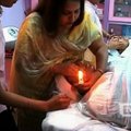 Indijoje taikomos grožio procedūros su žvakėmis