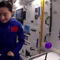 Astronautė atliko skysčių ir kietųjų medžiagų vibracijos eksperimentą