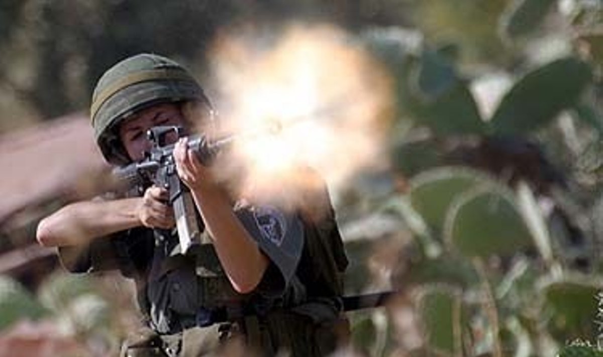 Izraelio kareivis šaudo Vakarų krante