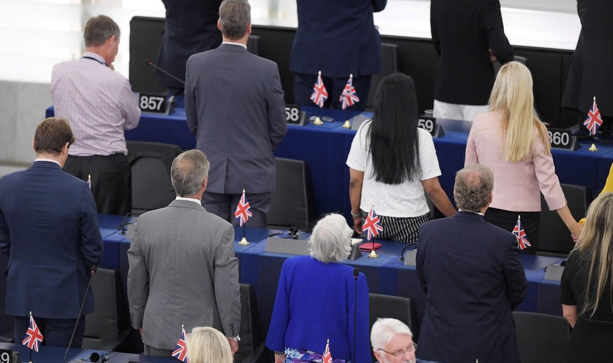 „Brexit“ remiantys europarlamentarai atsuko nugaras Europos himnui