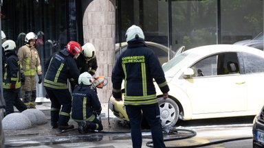 В центре Вильнюса на улице загорелся автомобиль
