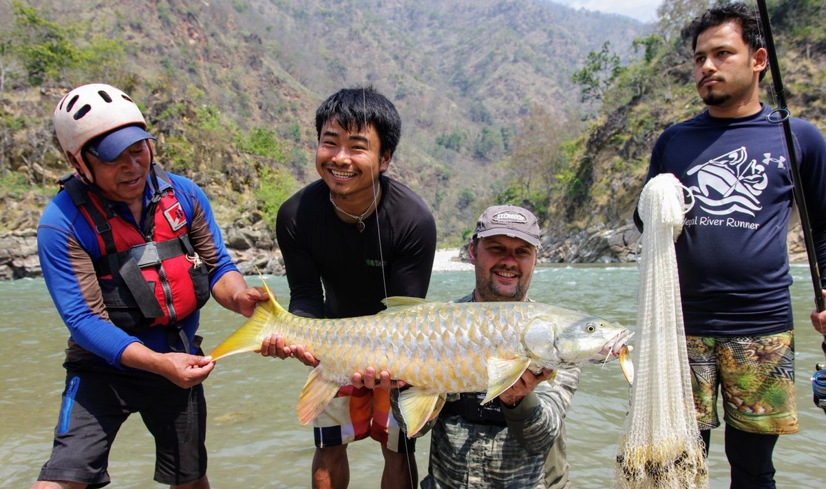 Gediminas Šaučiuvienas su vietiniais žvejais Nepale