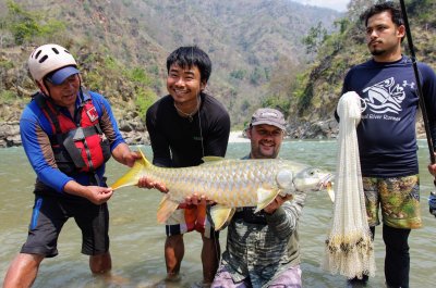 Gediminas Šaučiuvienas su vietiniais žvejais Nepale