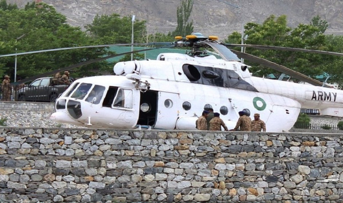 Gelbėjimo operacija Pakistane, kai sraigtasparnis įsirėžė į mokyklos pastatą
