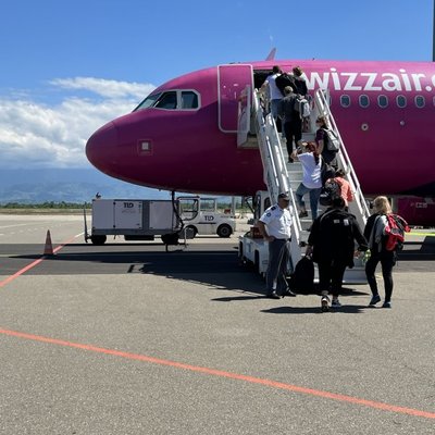 wizzair, wizz air, skrydis, lėktuvas, kelionės, stiuardesės