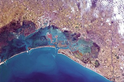 Venecija, su žemynu sujungta plonute bambagysle (Ch. Hadfieldo/NASA nuotr.)