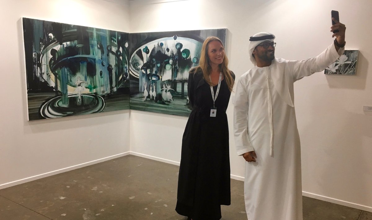 "Art Dubai" akimirka: Kristina Ališauskaitė su meno mugės lankytoju