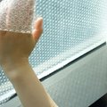 Kodėl patyrę šeimininkai per karščius langus apklijuoja burbuline plėvele