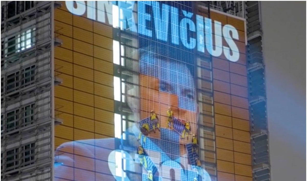 Aplinkosaugos aktyvistų grupė „Greenpeace“ surengė akciją, kurios metu ant EK būstinės fasado buvo rodomas eurokomisaro Virginijaus Sinkevičiaus atvaizdas