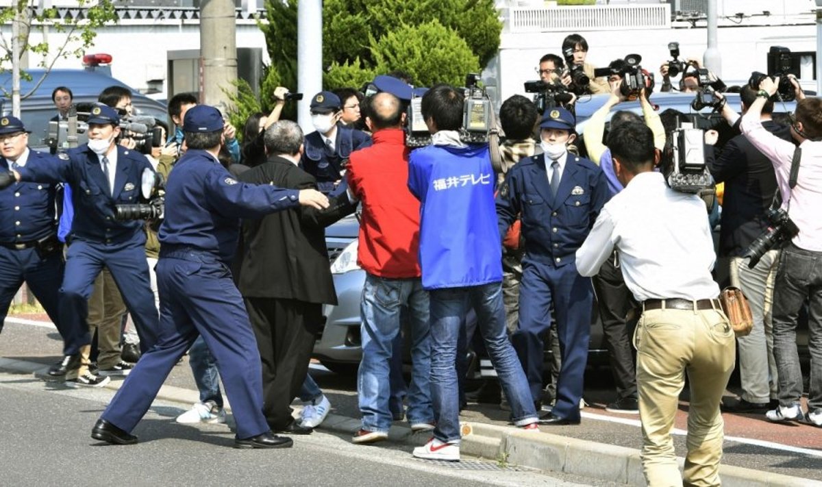 Japonijoje areštuotas vyriškis, įtariamas nuskraidinęs radioaktyvų bepilotį ant premjero biuro stogo