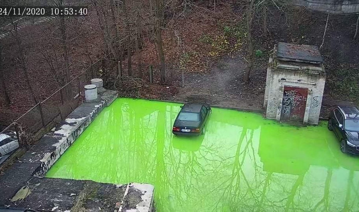 Vilniuje išsiliejo žalios spalvos skystis
