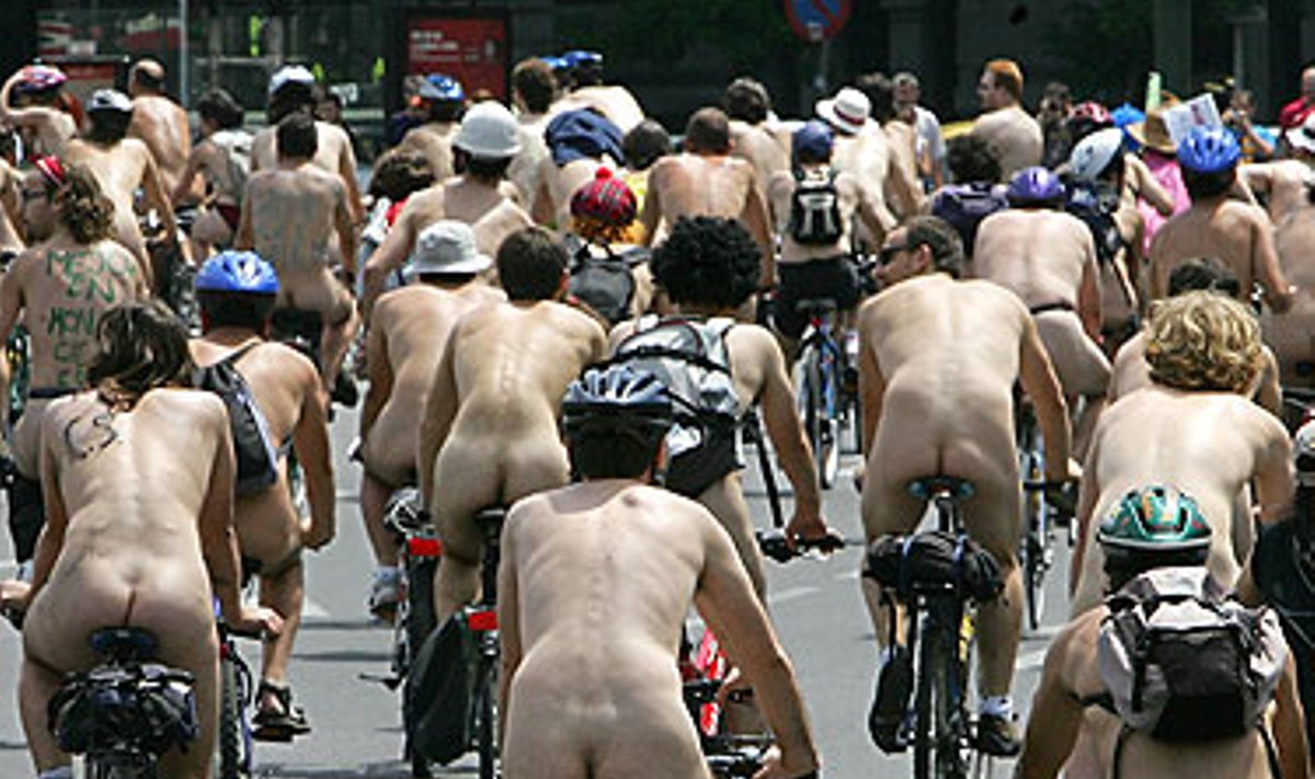 Nuogi dviratininkai pažymi Pasaulinę Nuogų Dviratininkų dieną