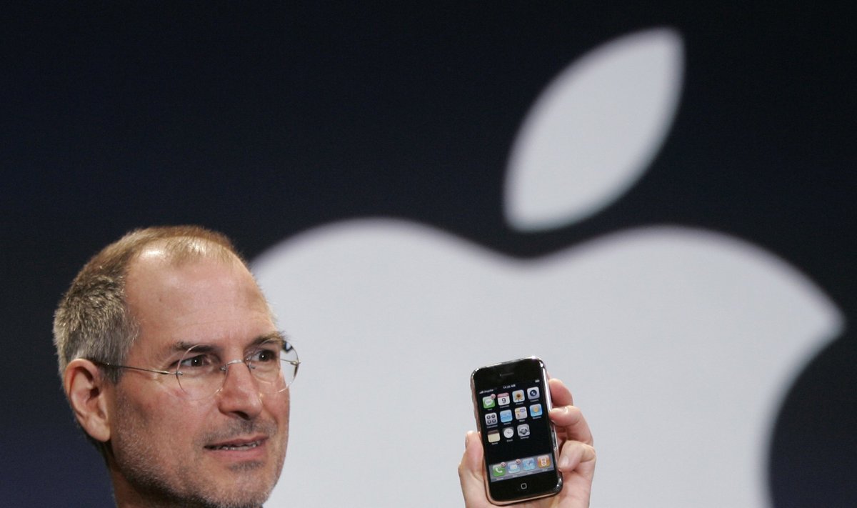 Steve'as Jobsas pasauliui pristato pirmąjį "iPhone" - išmaniųjų telefonų etaloną