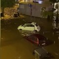 Užfiksuota, kaip Lisabonoje potvynio vandens srovė nunešė automobilį