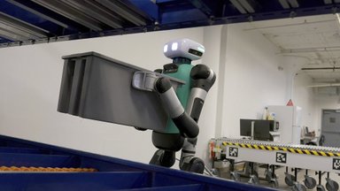 Sandėlių darbuotojai susiduria su nauju konkurentu – žmogaus pavidalo robotu