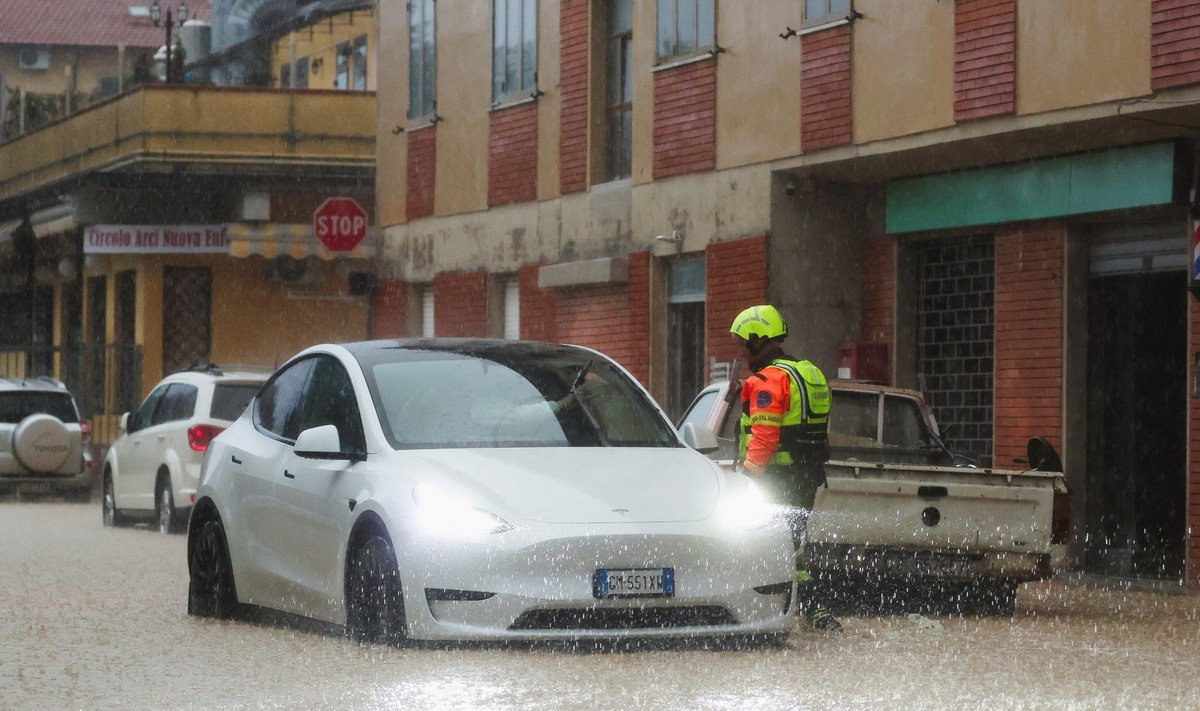 Šiaurinę ir centrinę Italijos dalį užklupusios smarkios audros nusinešė mažiausiai šešių žmonių gyvybes