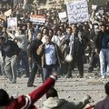 Kairo centre prezidento H.Mubarako šalininkai susirėmė su protestuotojais
