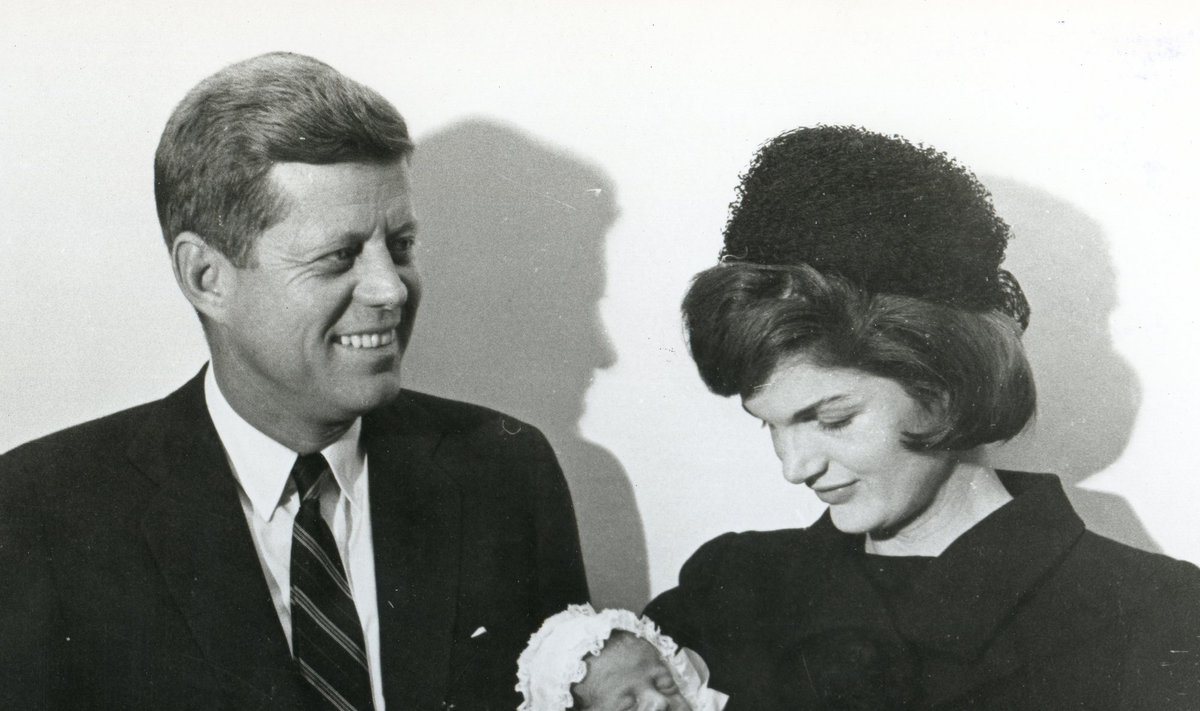 John F. Kennedy ir jo žmona Jacqueline su sūnumi Johnu F., Jr