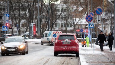 Vilniečiui trūko kantrybė: kas kitas taip palikęs mašiną neišsimokėtų baudų, bet juos apvažiuoja net policija