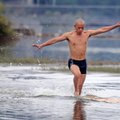 Vienuolis pasiekė naują bėgimo per vandenį rekordą VIDEO