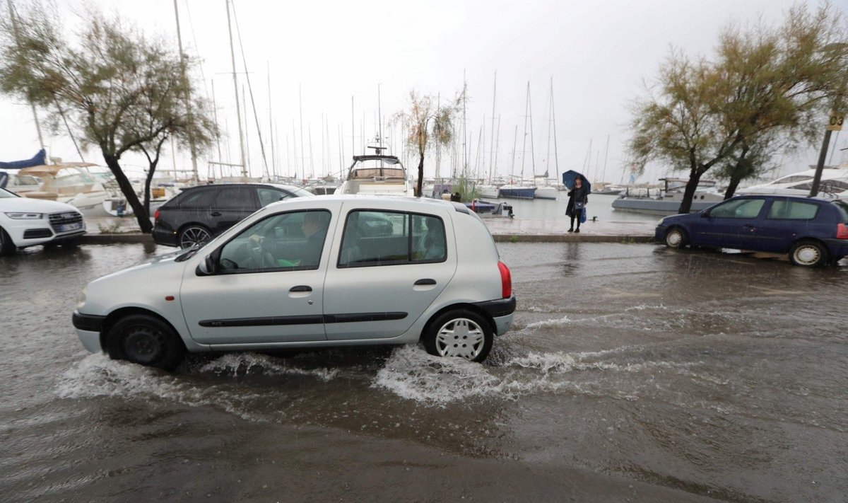 Staigus potvynis užklupo Prancūzijos Sent-Tropezo uostamiestį