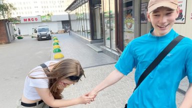 14-mečio ukrainiečio Sergejaus tėtis stipriai susižalojo kariaudamas, mama baigia prasigerti: per sumautą karą jaučiuosi toks pavargęs