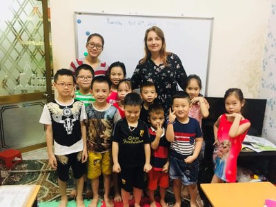Milda Pasaravičiūtė su savo mokiniais Vietname