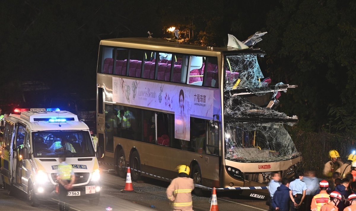 Honkonge per autobuso avariją žuvo šeši žmonės, dešimtys sužeista