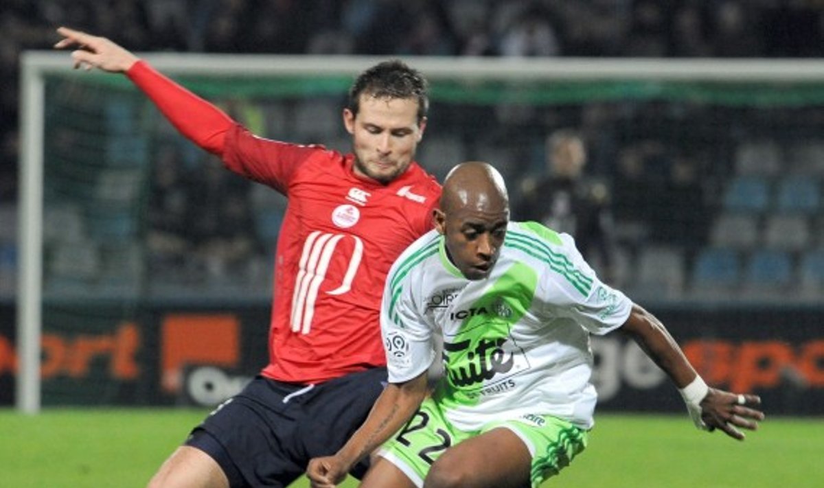 Yohanas Cabaye ("Lille", kairėje ) kovoja su Fernandesu Gelsonu ("Saint-Etienne") 