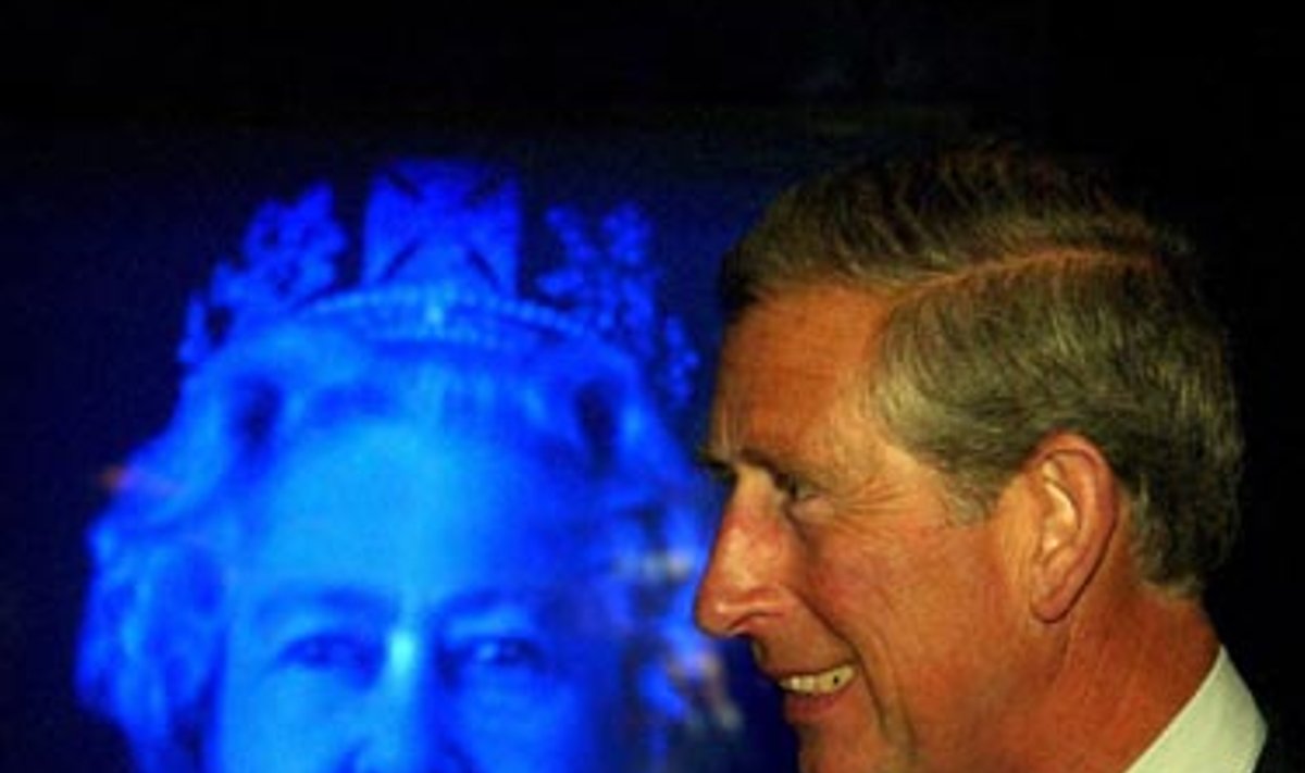 Princas Čarlzas įjungia hologramą su karalienės Elžbietos II atvaizdu viename Didžiosios Britanijos muziejų. 