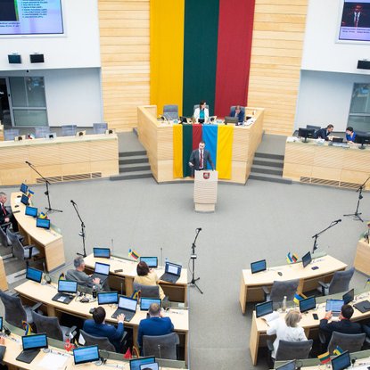 Modernios technologijos žengia į Seimą: parlamentarams siūloma leisti naudoti dirbtinį intelektą