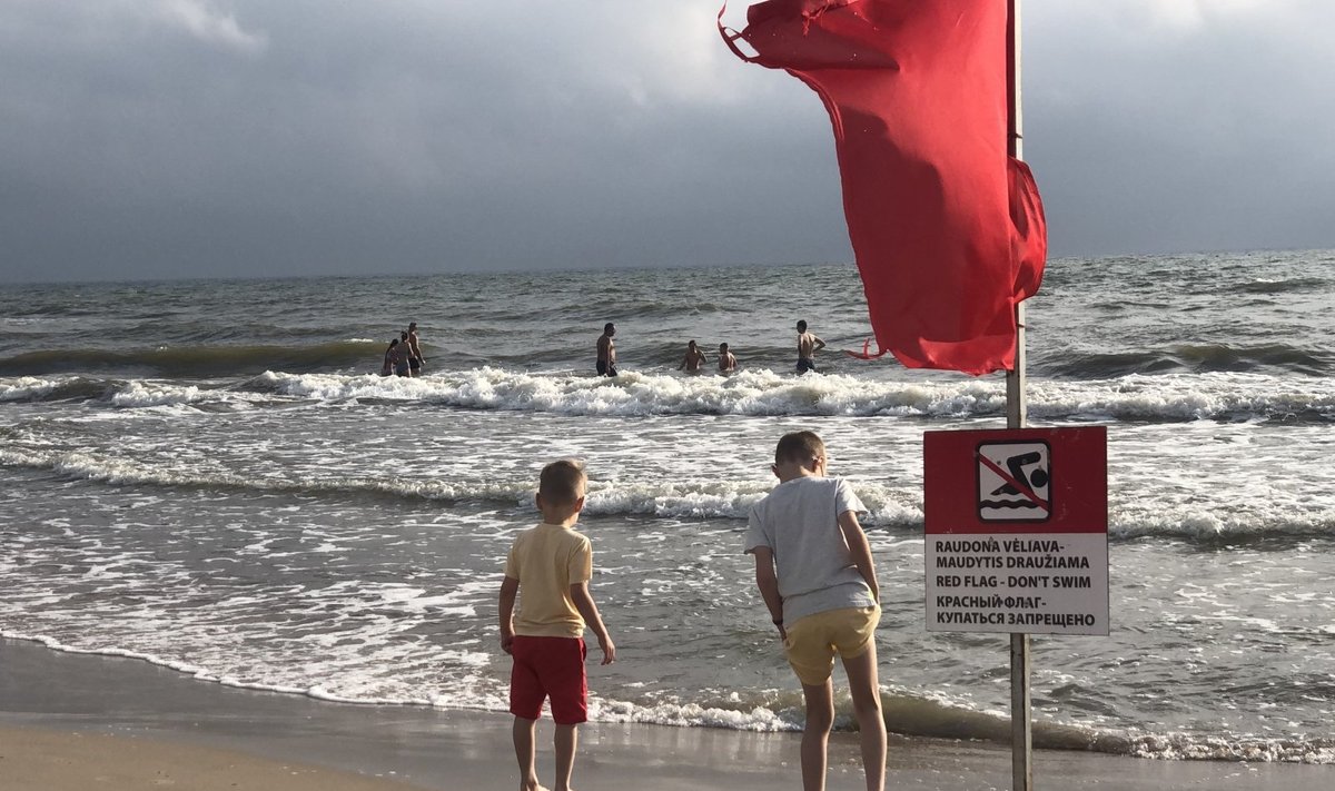 Palangos poilsiautojai maudosi esant raudonai vėliavai