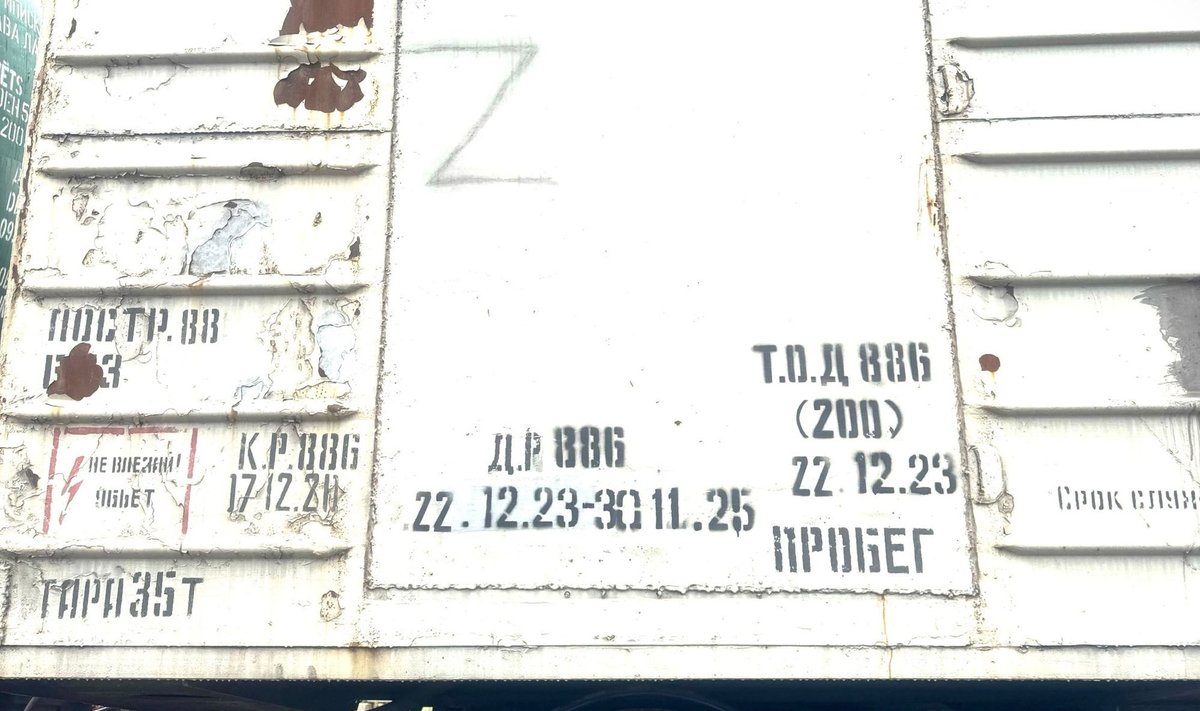 Vagonas pažymėtas Rusijos kariuomenės ženklu „Z“