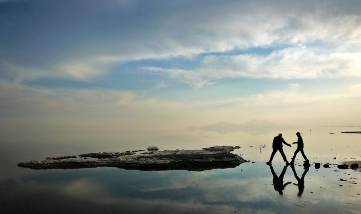 Klimato kaita pasaulyje: vyrai vaikšto vietove, kuri kažkada buvo Oroumieho ežero Irane dugnas