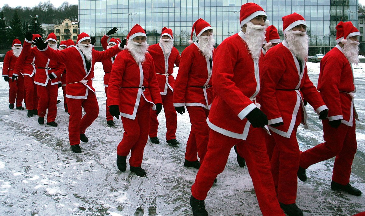  Kaunas, 2005 m. gruodžio 26 d. (ELTA). Kaune surengtas trečiasis Kalėdų Senelių suvažiavimas.