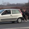 Įvardijo, su kokiomis problemomis kelyje Lietuvos vairuotojai savarankiškai nesusidoroja