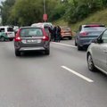 Vilniečiai tapo sulaikymo operacijos liudininkais: BMW apsupę pareigūnai išdaužė automobilio langą ir išvilko vairuotoją