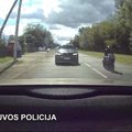 Policija nufilmavo motociklu lėkusio vairuotojo gaudynes: už chuliganišką vairavimą – bauda ir teisų praradimas