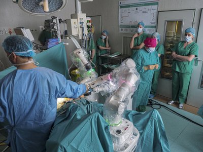 Nacionaliniame vėžio institute atlikta pirmoji robotu asistuojama operacija