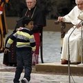 Berniukas prasiveržė pro apsaugą ir pasveikino popiežių