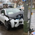 Vilniuje BMW elektromobilis per avariją rėžėsi į stulpą