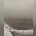 Vaizdo įraše matyti, kaip po vandeniu atsidūrė Dubajaus tarptautinio oro uosto kilimo bei tūpimo takas