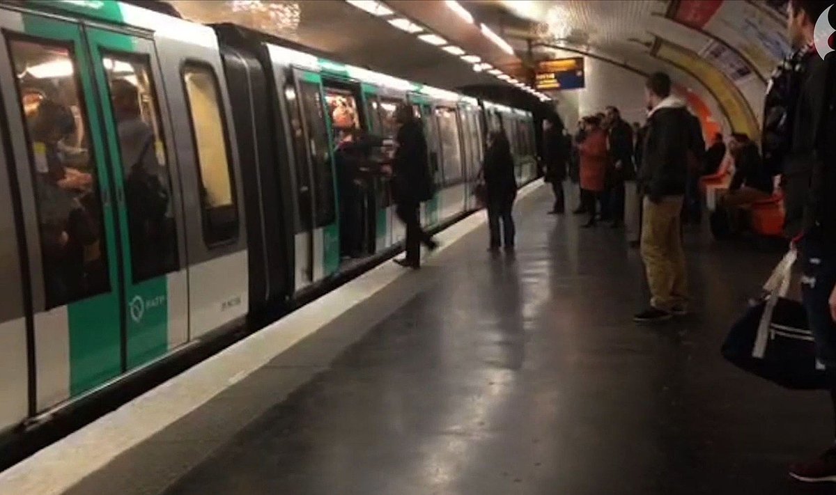 Pradėtas tyrimas dėl „Chelsea“ fanų rasistinio išpuolio Paryžiaus metro