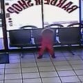 Nufilmuota: per susišaudymą JAV ketverių metukų mergaitė vos išvengė žūties