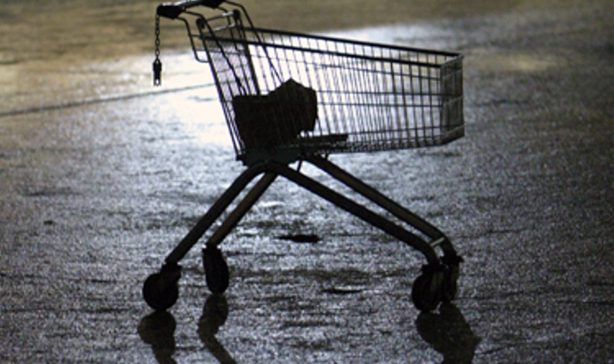 Lede atsispindi prekybos centro vežimėlis
