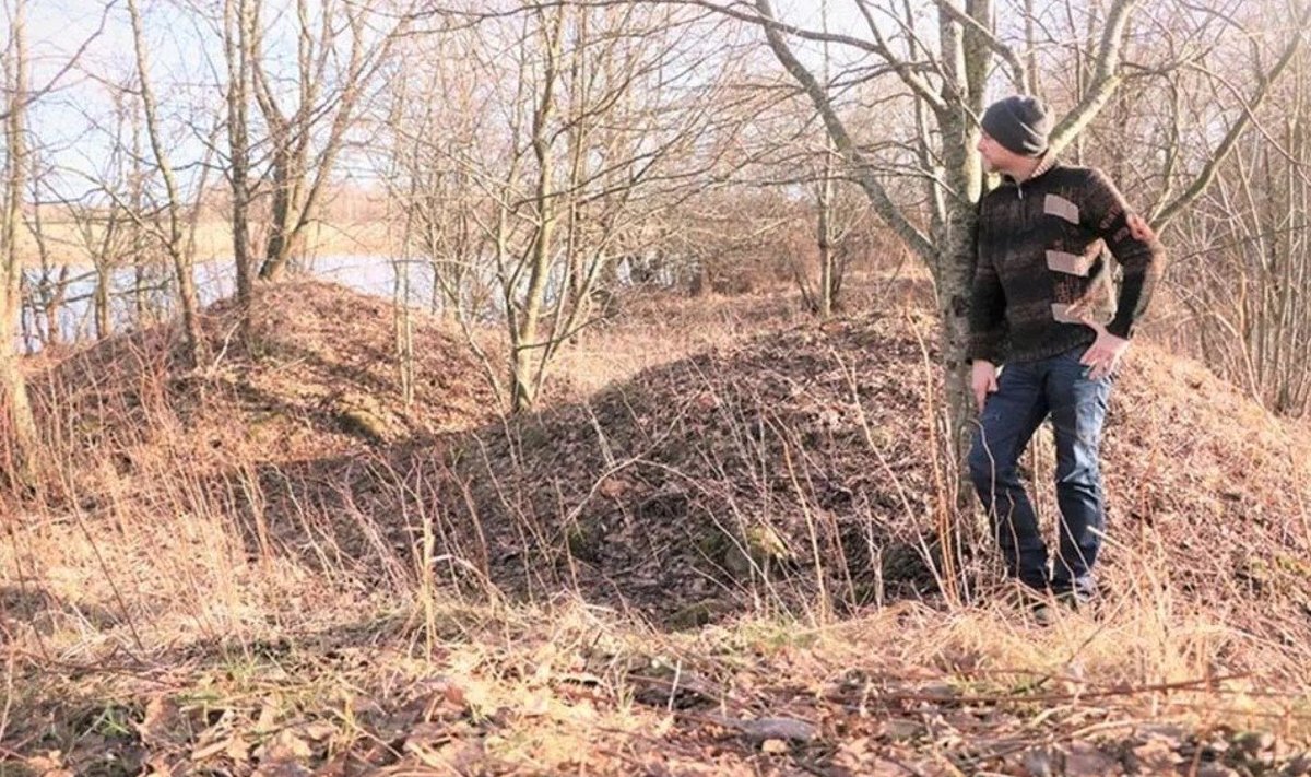 Padvarių (Kretingos r.) pilkapyne galima išvysti 8 įvairaus dydžio dar 1980-aisiais specialiai pažintiniais tikslais rekonstruotus pilkapius, kurių amžius - apie 2 tūkst. metų.