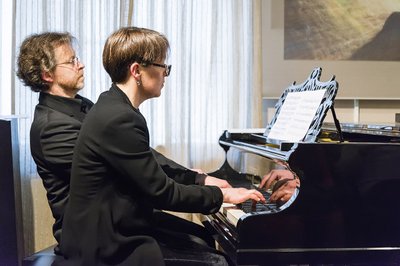 Rokas Zubovas and his wife Sonata performing at Čiurlionis House in Vilnius   Photo © Ludo Segers @ The Lithuania Tribune