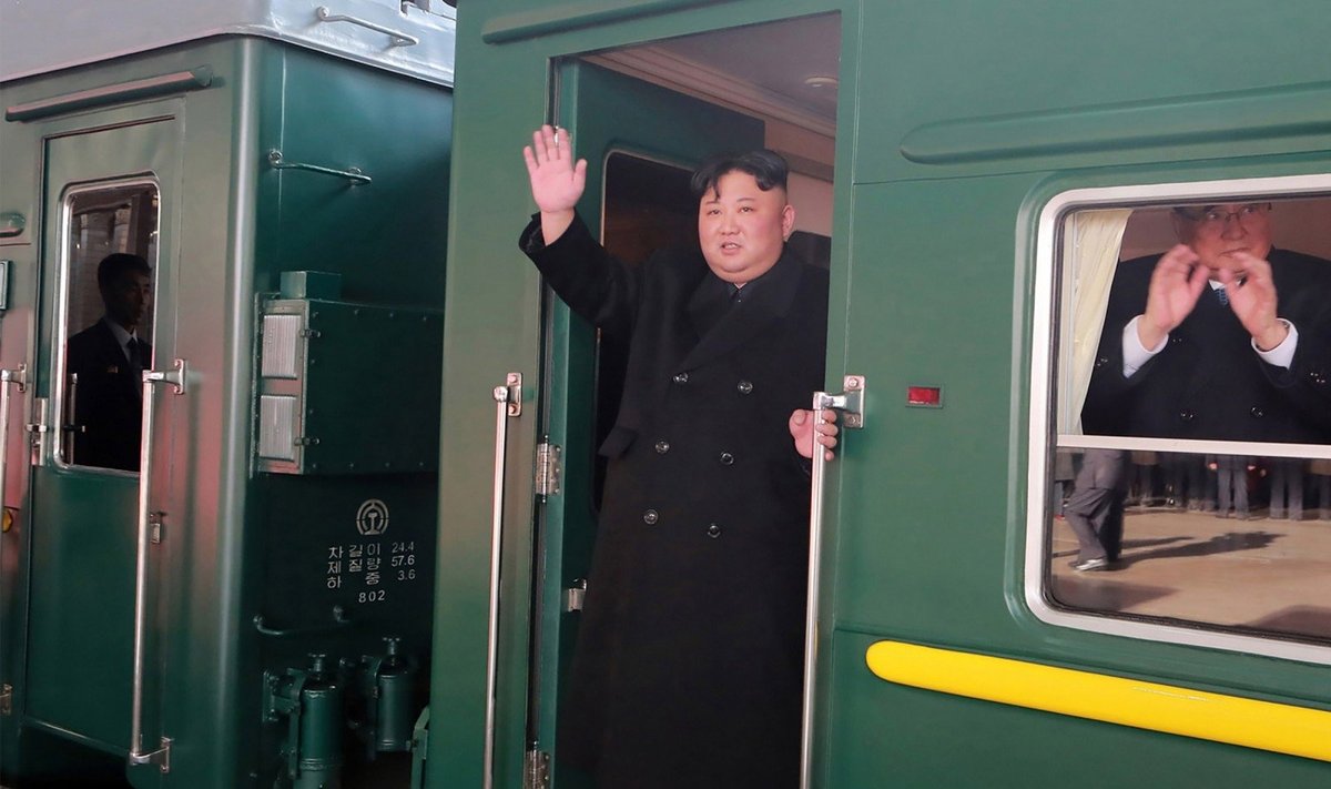 Kim Jong Unas savo šarvuotu traukiniu vyksta į susitikimą su Trumpu