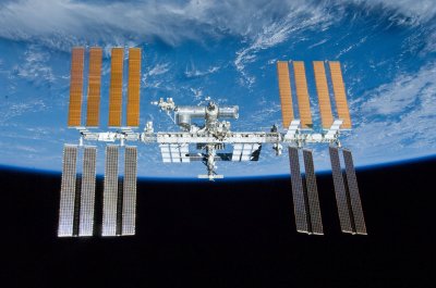 Tarptautinė kosminė stotis ir Sojuz MS 22 erdvėalaivis.