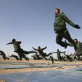 Kinijoje vaikinai į armiją viliojami agresyviu hiphopo stiliaus vaizdo klipu